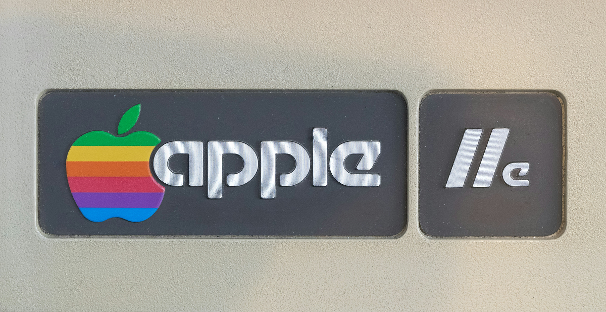 il vecchio logo di Apple. Qui i colori aziendali erano ben sei