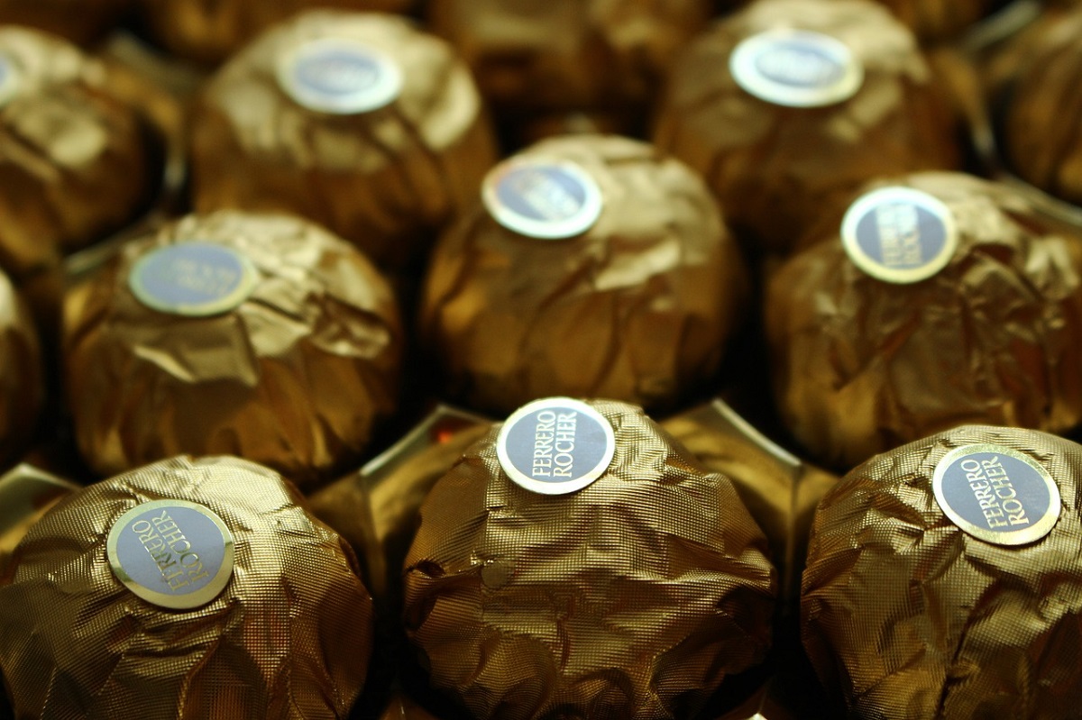 l’iconico cioccolatino ferrero rocher, supportato da una impeccabile visual brand identity