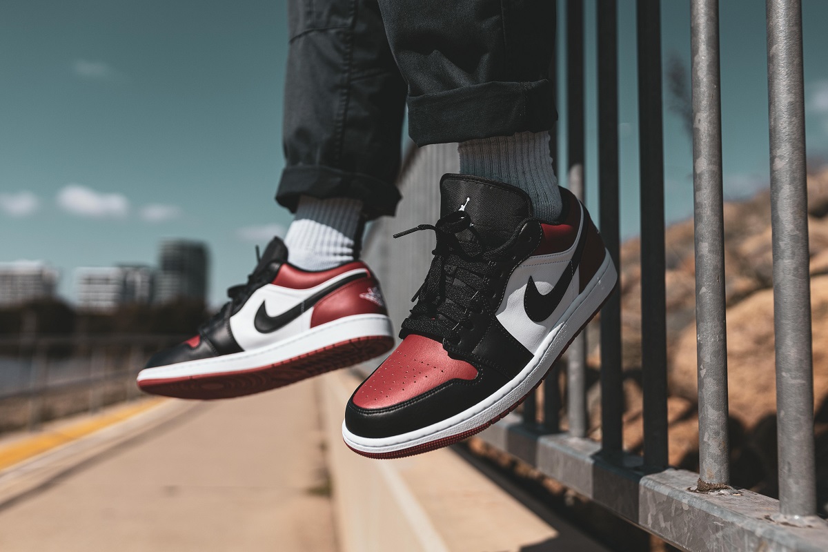 l’iconico logo di nike, lo swoosh, su un paio di scarpe