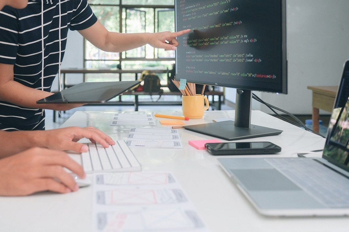 alcuni web designers al lavoro su un progetto di UI prototyping